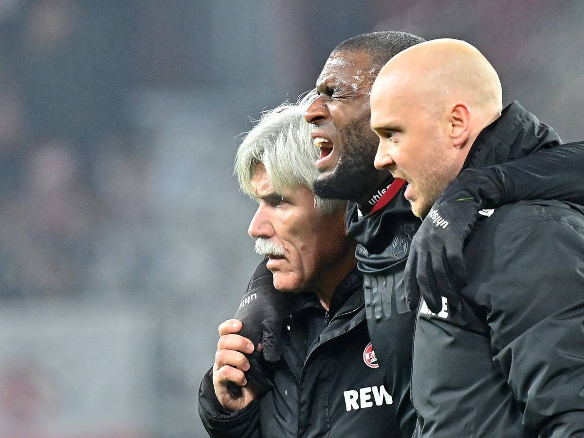 Kölns Anthony Modeste wird verletzt vom Platz gebracht und danach ausgewechselt.