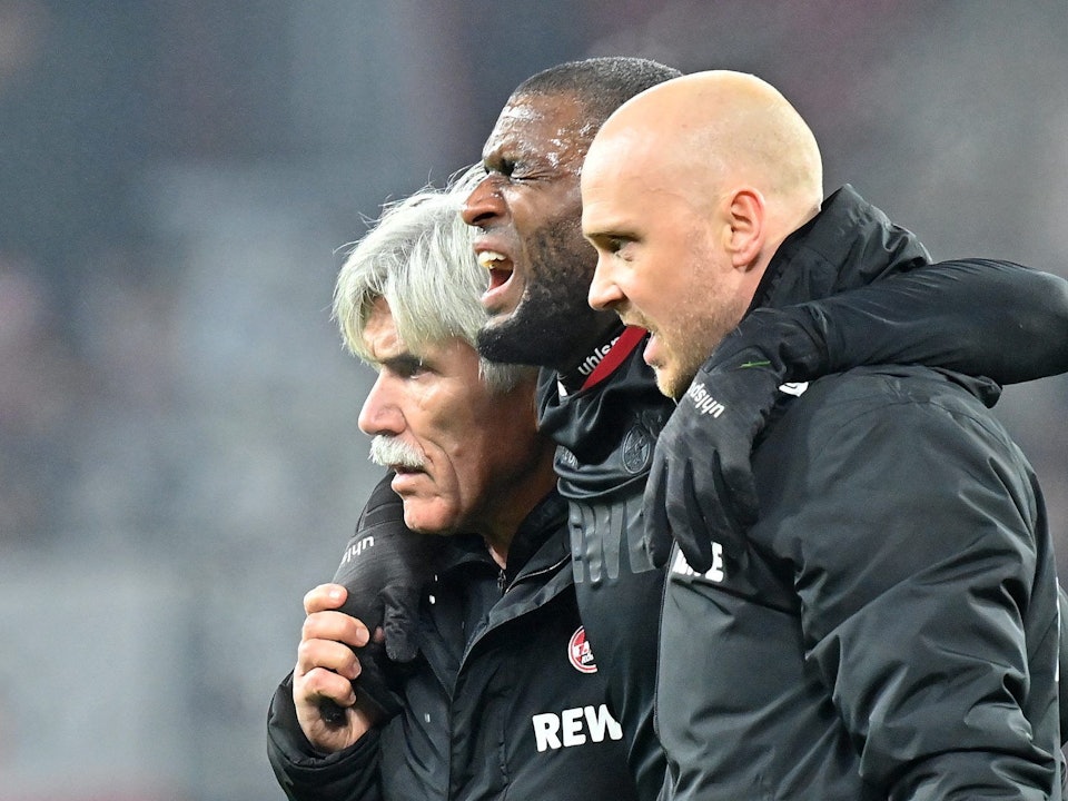 Kölns Anthony Modeste wird verletzt vom Platz gebracht und danach ausgewechselt.