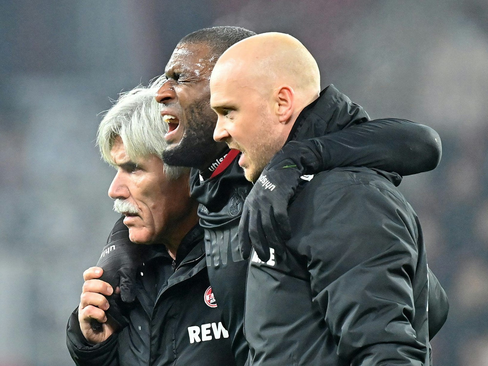 Kölns Anthony Modeste wird verletzt vom Platz gebracht und danach ausgewechselt.