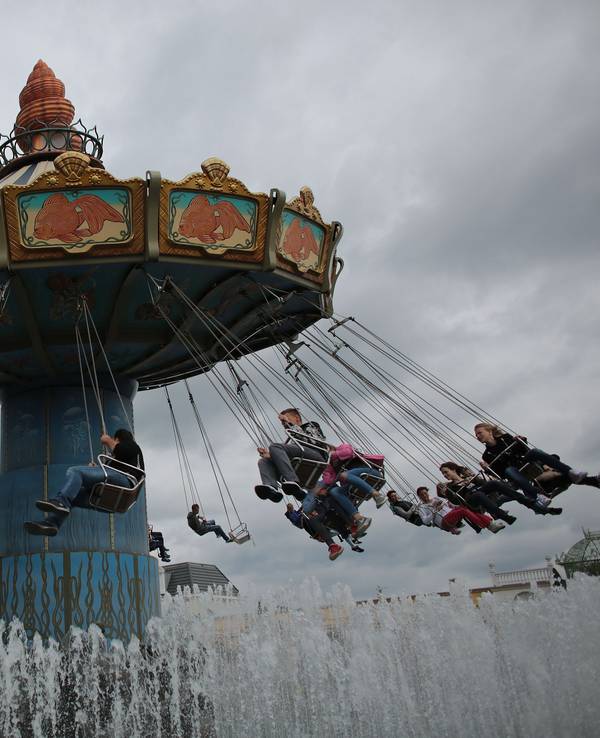 ARCHIV - Besucher fahren am 04.09.2015 in Brühl (Nordrhein-Westfalen) im Freizeitpark Phantasialand mit einem Kettenkarussell. Foto: Oliver Berg/dpa (zu dpa/lnw «Phantasialand will wachsen, um zu überleben») +++ dpa-Bildfunk +++
