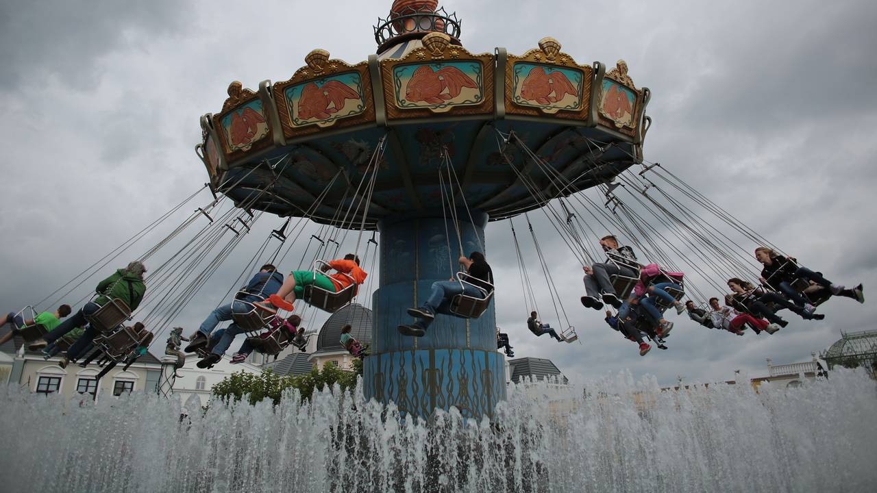 ARCHIV - Besucher fahren am 04.09.2015 in Brühl (Nordrhein-Westfalen) im Freizeitpark Phantasialand mit einem Kettenkarussell. Foto: Oliver Berg/dpa (zu dpa/lnw «Phantasialand will wachsen, um zu überleben») +++ dpa-Bildfunk +++