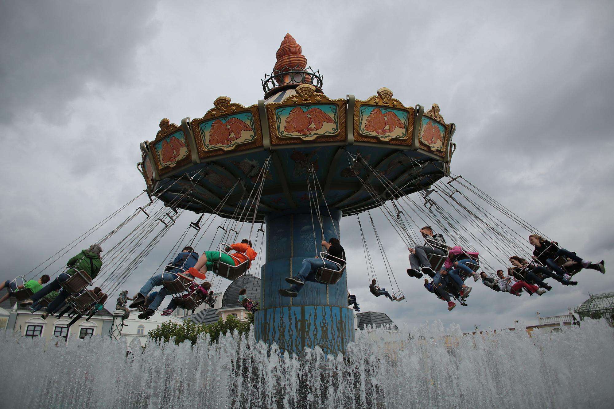 ARCHIV - Besucher fahren am 04.09.2015 in Brühl (Nordrhein-Westfalen) im Freizeitpark Phantasialand mit einem Kettenkarussell. Foto: Oliver Berg/dpa (zu dpa/lnw «Phantasialand will wachsen, um zu überleben») +++ dpa-Bildfunk +++