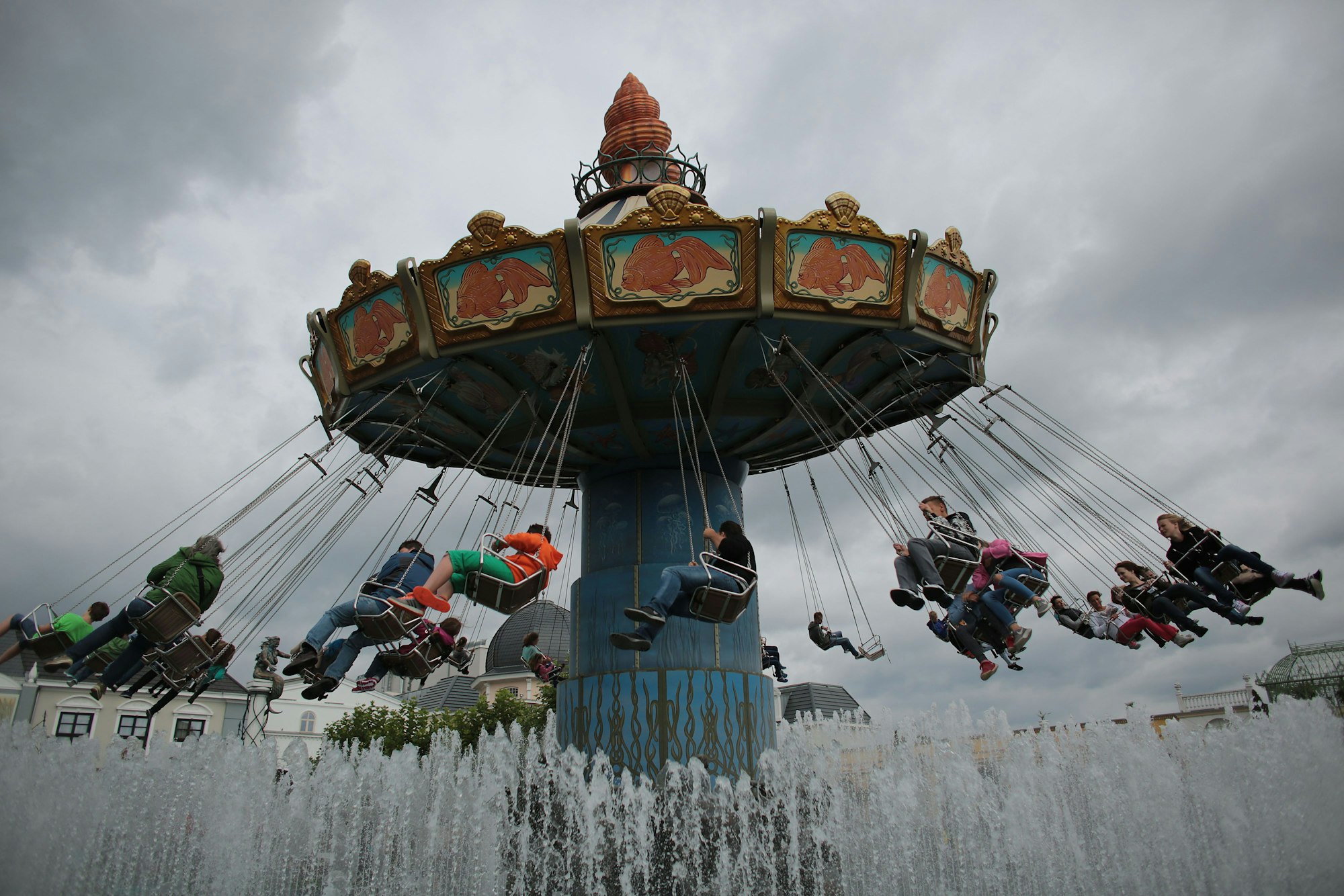 ARCHIV - Besucher fahren am 04.09.2015 in Brühl (Nordrhein-Westfalen) im Freizeitpark Phantasialand mit einem Kettenkarussell. Foto: Oliver Berg/dpa (zu dpa/lnw «Phantasialand will wachsen, um zu überleben») +++ dpa-Bildfunk +++