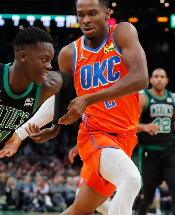 NBA-Star Dennis Schröder im Zweikampf mit Thunder-Guard Shai Gilgeous-Alexander beim 111-105-Sieg der Boston Celtics