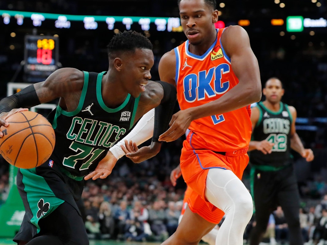 NBA-Star Dennis Schröder im Zweikampf mit Thunder-Guard Shai Gilgeous-Alexander beim 111-105-Sieg der Boston Celtics