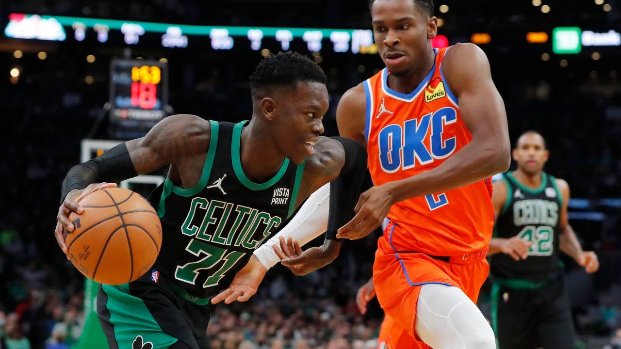 NBA-Star Dennis Schröder im Zweikampf mit Thunder-Guard Shai Gilgeous-Alexander beim 111-105-Sieg der Boston Celtics