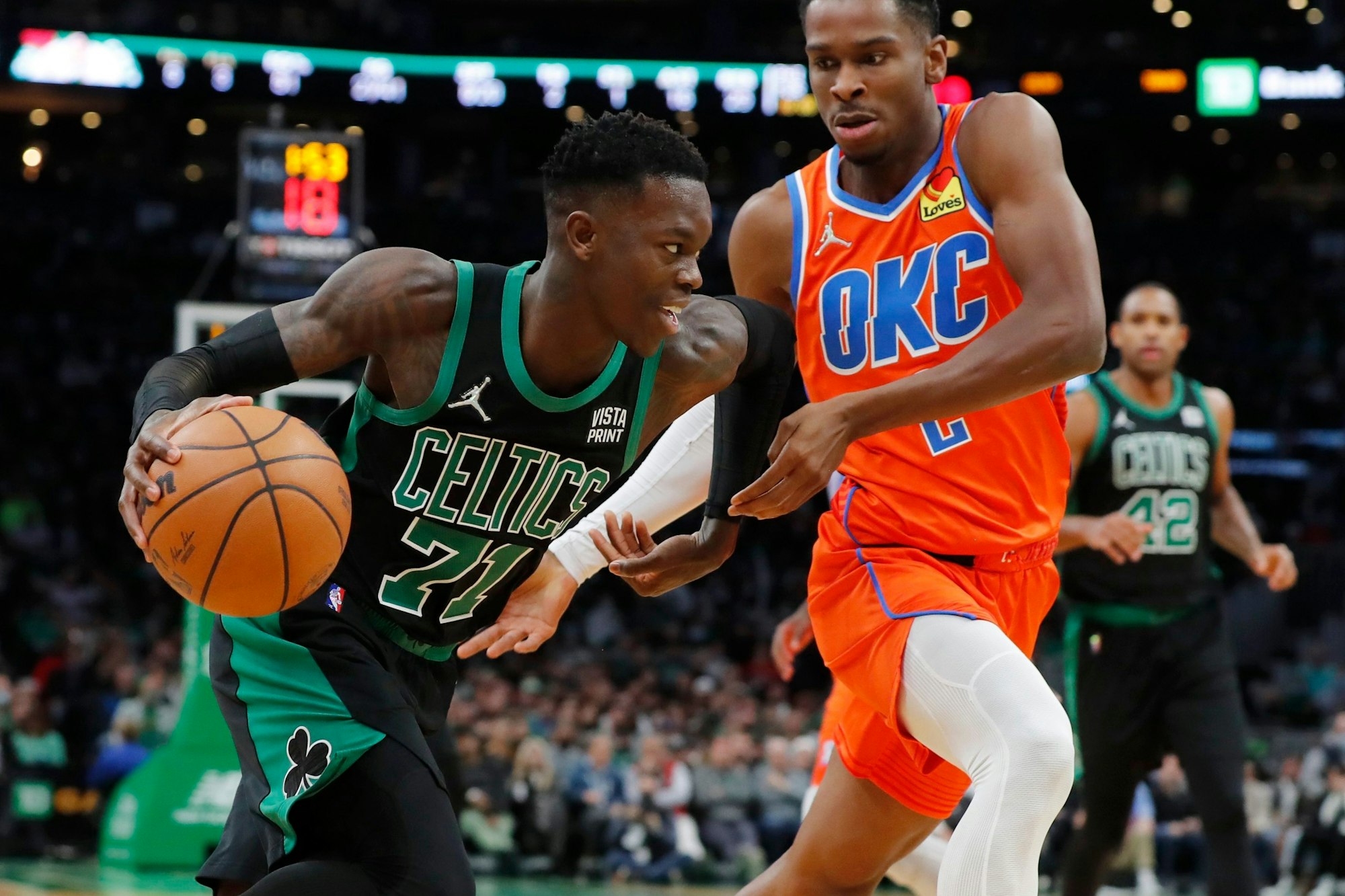 NBA-Star Dennis Schröder im Zweikampf mit Thunder-Guard Shai Gilgeous-Alexander beim 111-105-Sieg der Boston Celtics