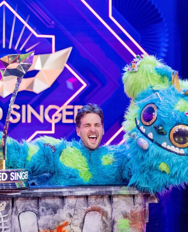 Alexander Klaws jubelt am 20.11.2021 als enttarnte Figur "Mülli Müller" in der Prosieben-Show "The Masked Singer" mit dem Pokal.