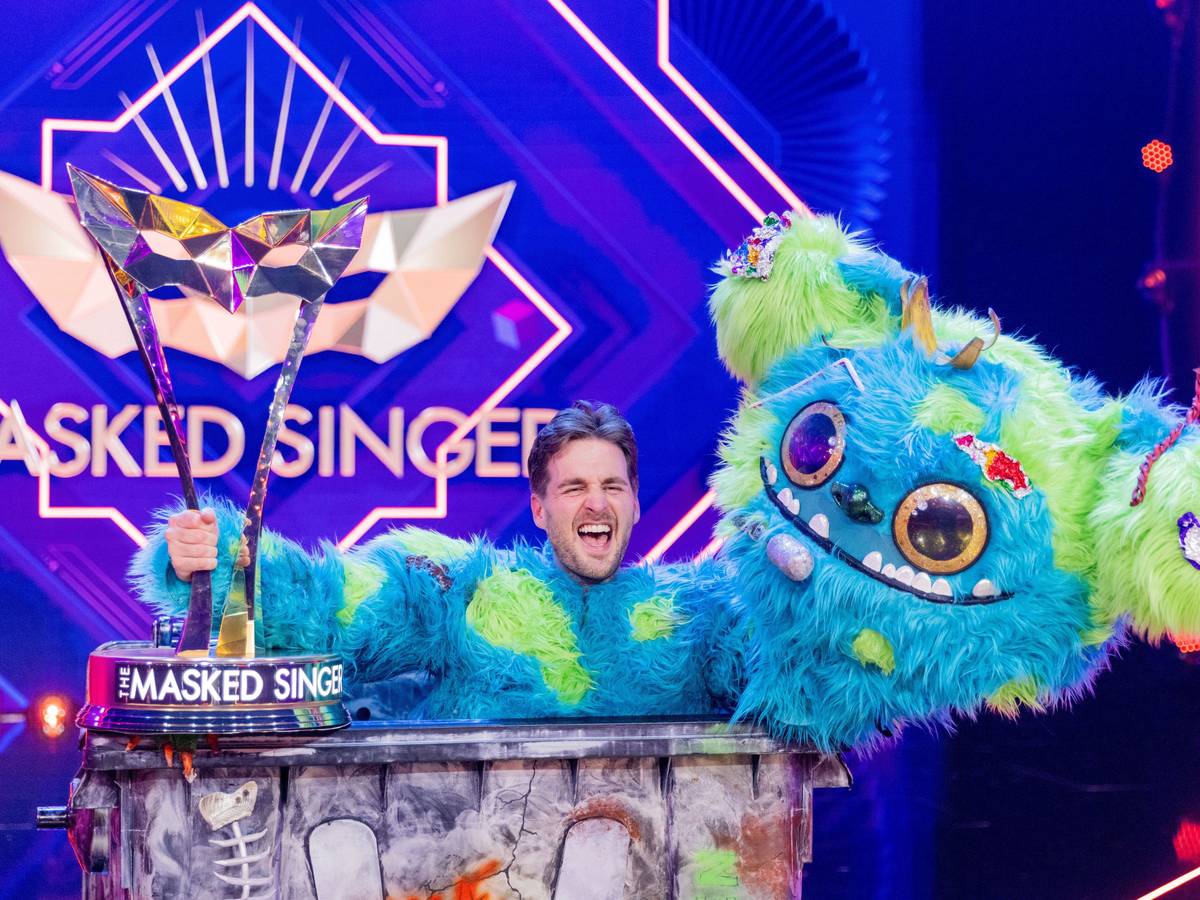 Alexander Klaws jubelt am 20.11.2021 als enttarnte Figur "Mülli Müller" in der Prosieben-Show "The Masked Singer" mit dem Pokal.