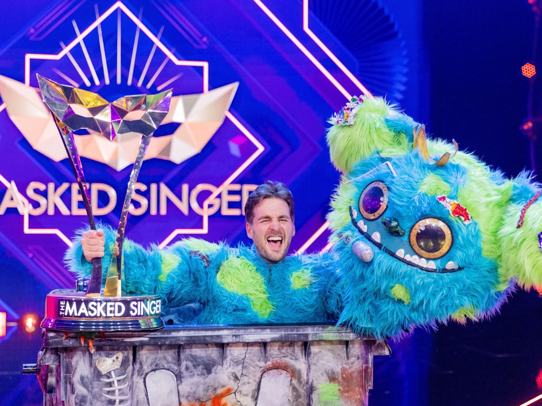 Alexander Klaws jubelt am 20.11.2021 als enttarnte Figur "Mülli Müller" in der Prosieben-Show "The Masked Singer" mit dem Pokal.