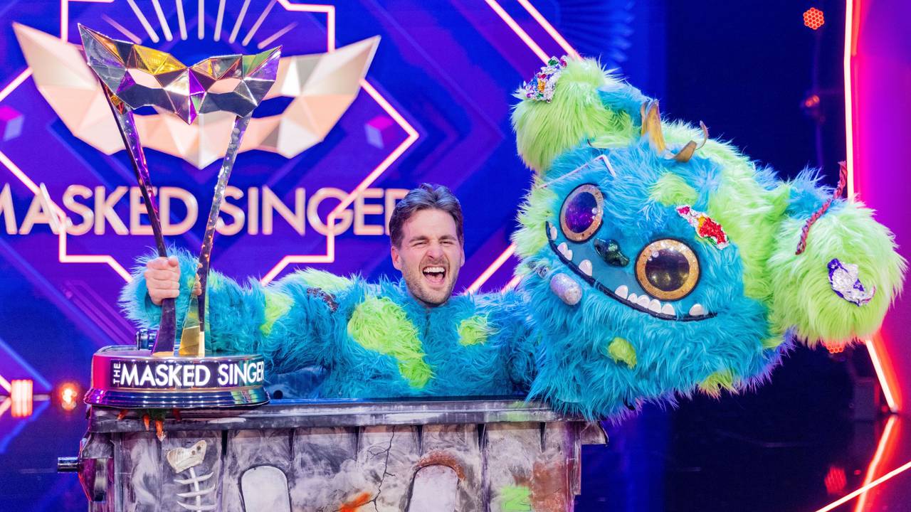 Alexander Klaws jubelt am 20.11.2021 als enttarnte Figur "Mülli Müller" in der Prosieben-Show "The Masked Singer" mit dem Pokal.