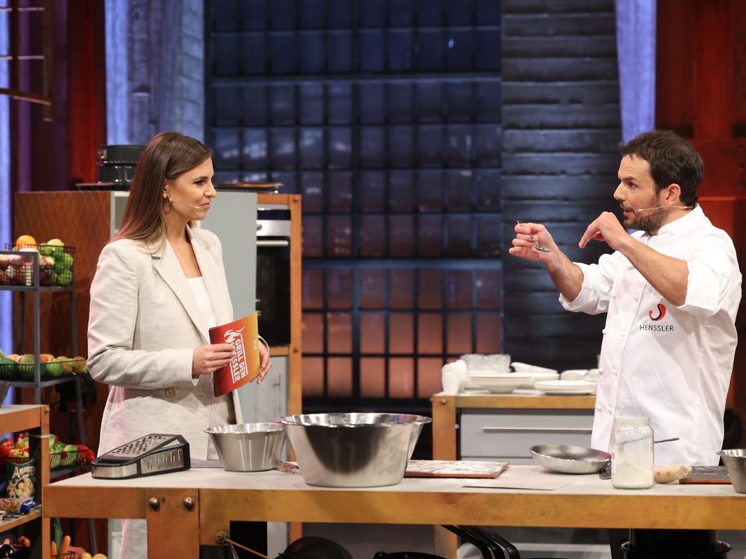 Steffen Henssler (r.) erklärt Moderatorin Laura Wontorra seinen Koch-Plan. In dieser Staffel ist der nur selten aufgegangen.