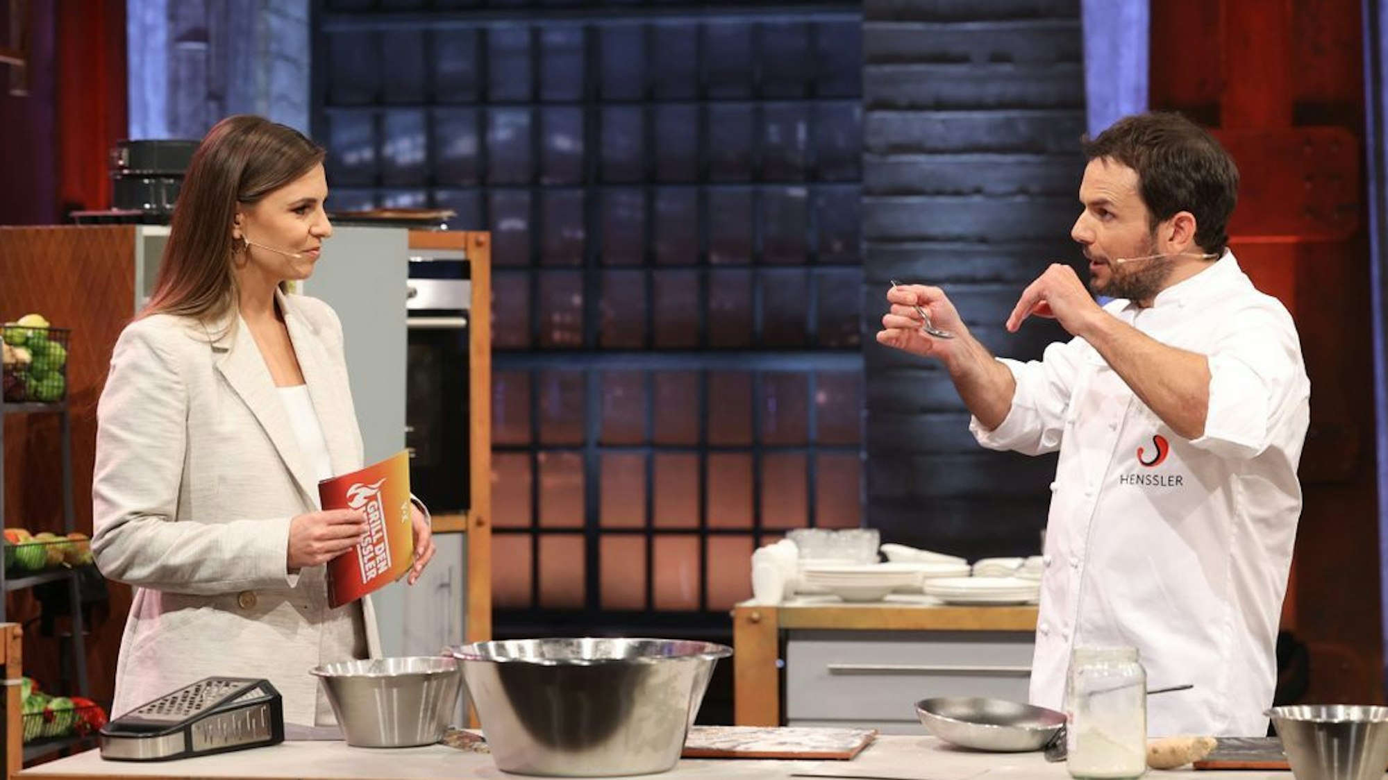 Steffen Henssler (r.) erklärt Moderatorin Laura Wontorra seinen Koch-Plan. In dieser Staffel ist der nur selten aufgegangen.