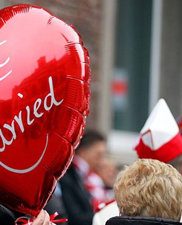 Eine Frau hält am 11.11.2011 in Köln vor dem Rathaus einen Ballon mit der Aufschrift "Just Married" in der Hand.