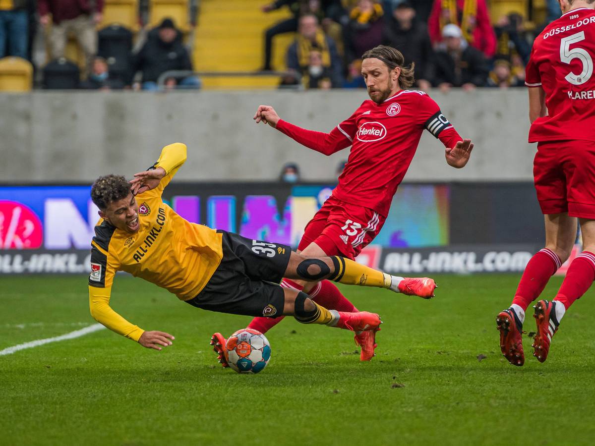 Dresdens Ransford-Yeboah Königsdörffer (l.) kommt im gegnerischen Strafraum zu Fall. Christoph Klarer (r.) hatte gefoult. Adam Bodzek kommt zu spät.