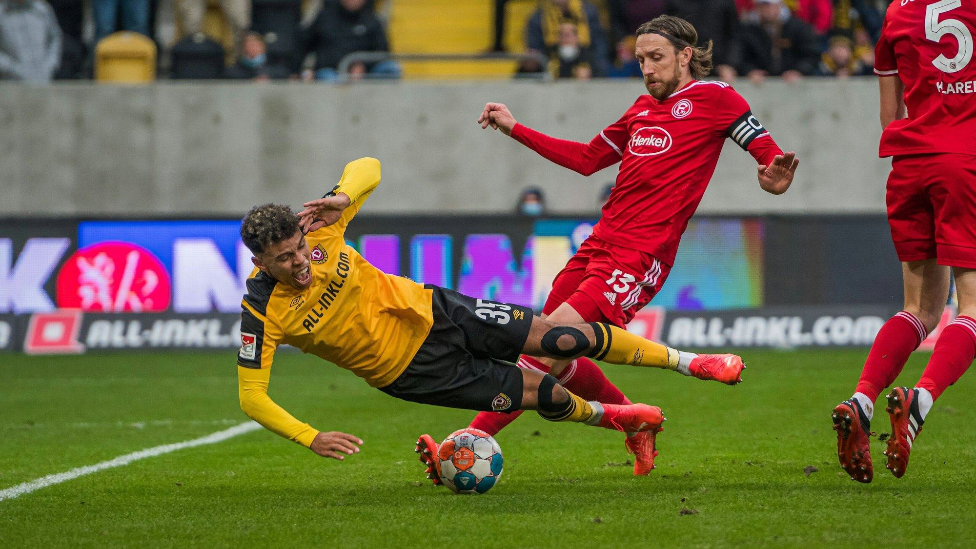 Dresdens Ransford-Yeboah Königsdörffer (l.) kommt im gegnerischen Strafraum zu Fall. Christoph Klarer (r.) hatte gefoult. Adam Bodzek kommt zu spät.