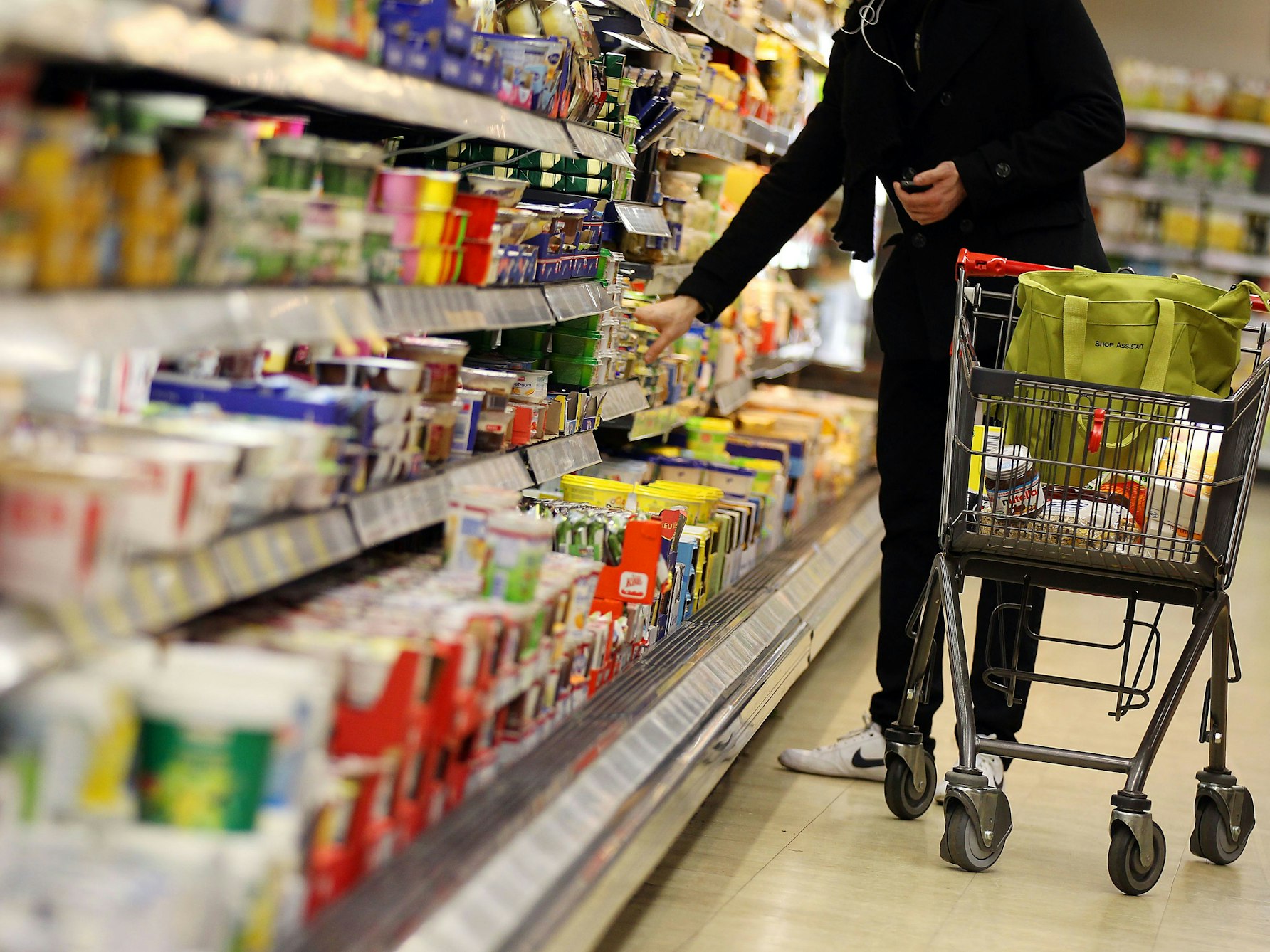 Ein Kunde steht am 13.02.2012 in Köln in einem Rewe-Supermarkt.