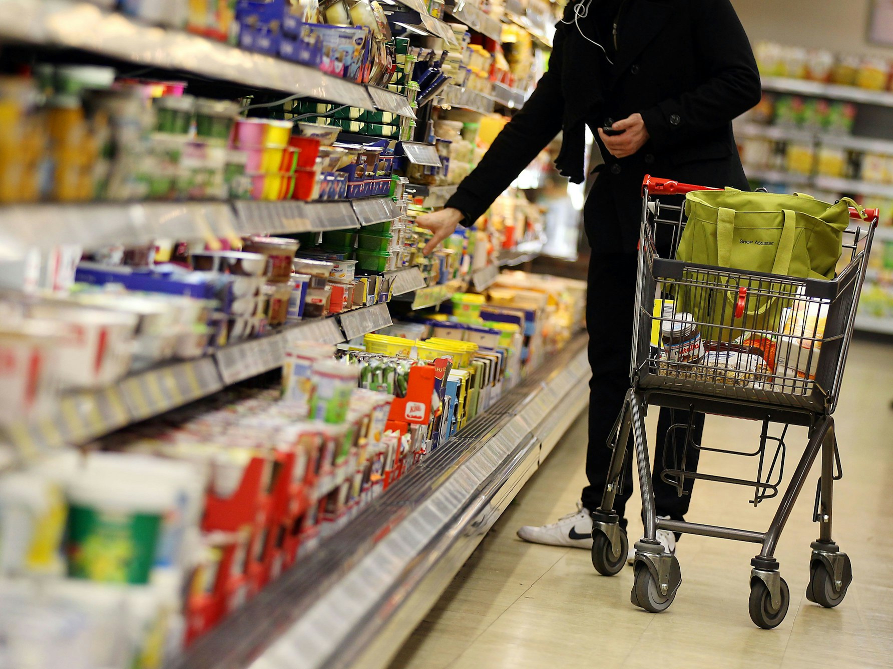 Ein Kunde steht 2012 in Köln in einem Supermarkt am Kühlregal.