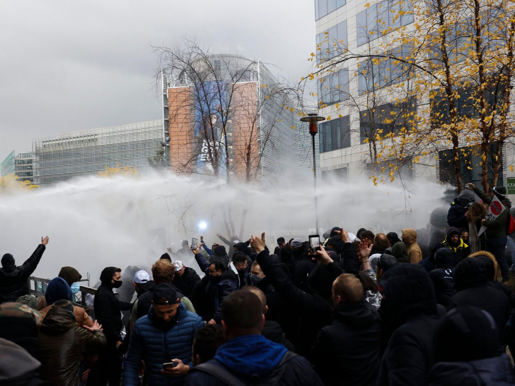 Die Polizei setzte am 21. November 2021 unter anderem Wasserwerfer und Tränengas gegen eine Gruppe randalierenden Demonstranten ein.