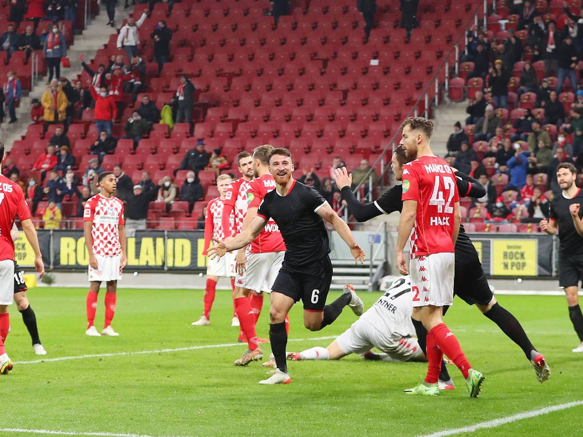 Salih Özcan bejubelt seinen Ausgleichstreffer in Mainz.