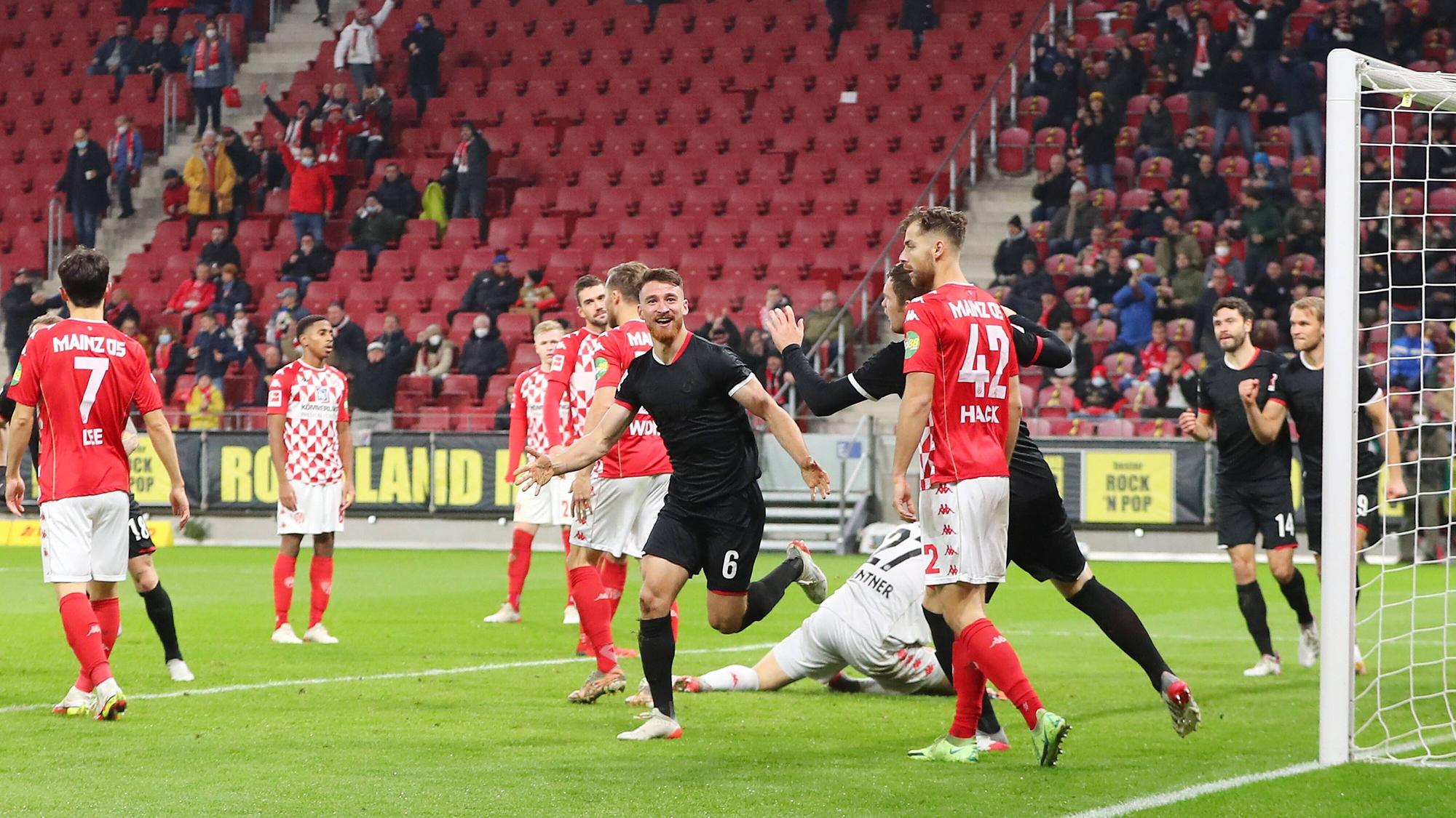 Salih Özcan bejubelt seinen Ausgleichstreffer in Mainz.