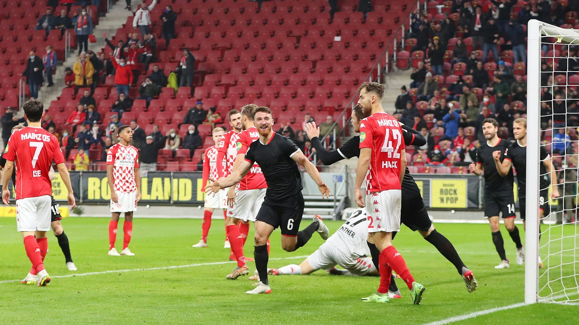 Salih Özcan bejubelt seinen Ausgleichstreffer in Mainz.