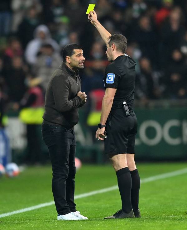 Schiedsrichter Tobias Stieler gibt Schalke-Trainer Dimitrios Grammozis im Topspiel der 2. Bundesliga in Bremen Gelb wegen Meckerns