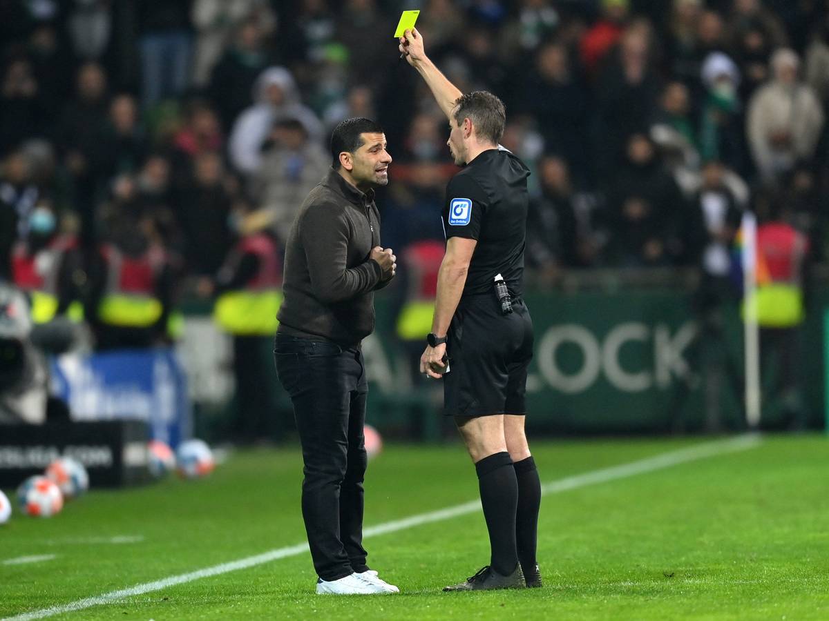 Schiedsrichter Tobias Stieler gibt Schalke-Trainer Dimitrios Grammozis im Topspiel der 2. Bundesliga in Bremen Gelb wegen Meckerns