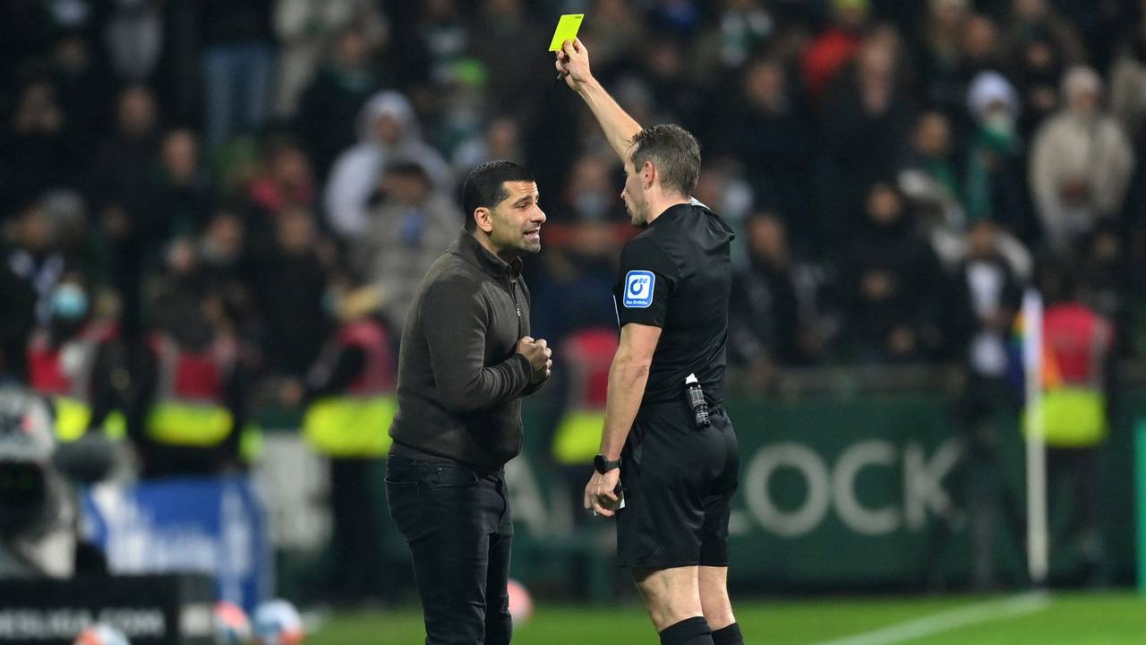 Schiedsrichter Tobias Stieler gibt Schalke-Trainer Dimitrios Grammozis im Topspiel der 2. Bundesliga in Bremen Gelb wegen Meckerns