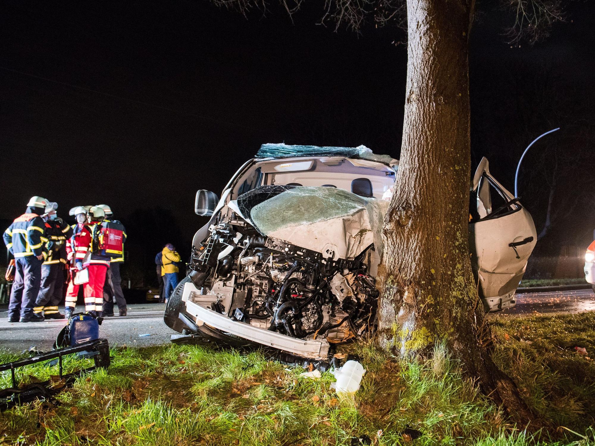 Einsatzkräfte der Feuerwehr stehen am 20.11.2021 im Hamburger Stadtteil Allermöhe an einer Unfallstelle an einem Kleintransporter.