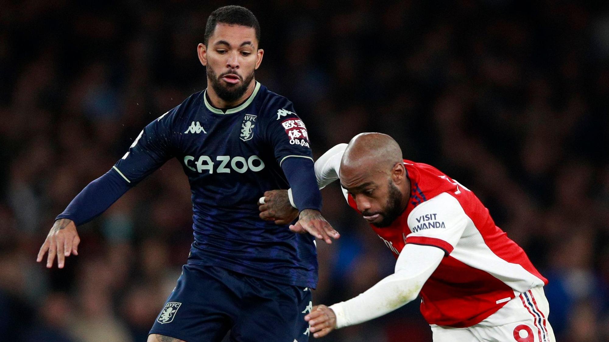 Douglas Luiz von Aston Villa im Zweikampf mit Alexandre Lacazette vom FC Arsenal