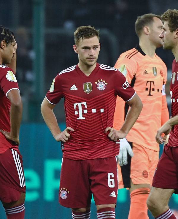 Die Spieler des FC Bayern sind nach der Pokalpleite gegen Gladbach enttäuscht: Serge Gnabry, Joshua Kimmich, Manuel Neuer, Thomas Müller und Leon Goretzka (v.l.).