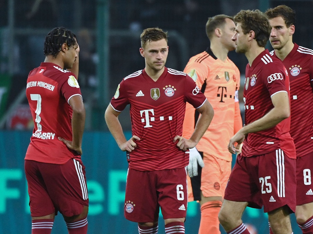 Die Spieler des FC Bayern sind nach der Pokalpleite gegen Gladbach enttäuscht: Serge Gnabry, Joshua Kimmich, Manuel Neuer, Thomas Müller und Leon Goretzka (v.l.).