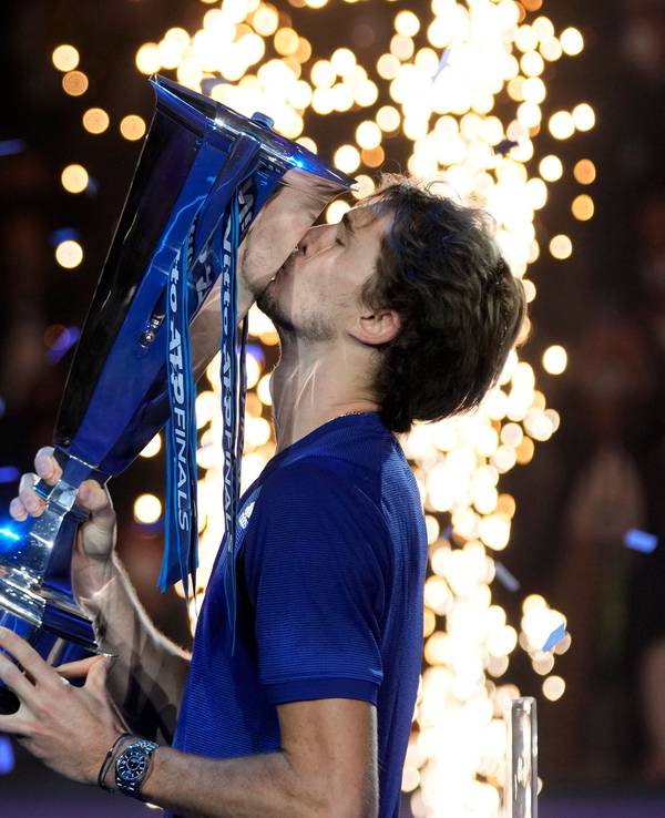 Alexander Zverev küsst seine Trophäe nach dem Sieg.