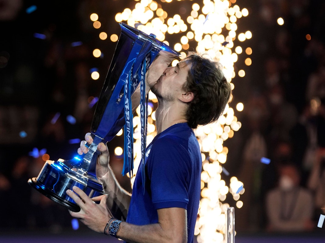 Alexander Zverev küsst seine Trophäe nach dem Sieg.