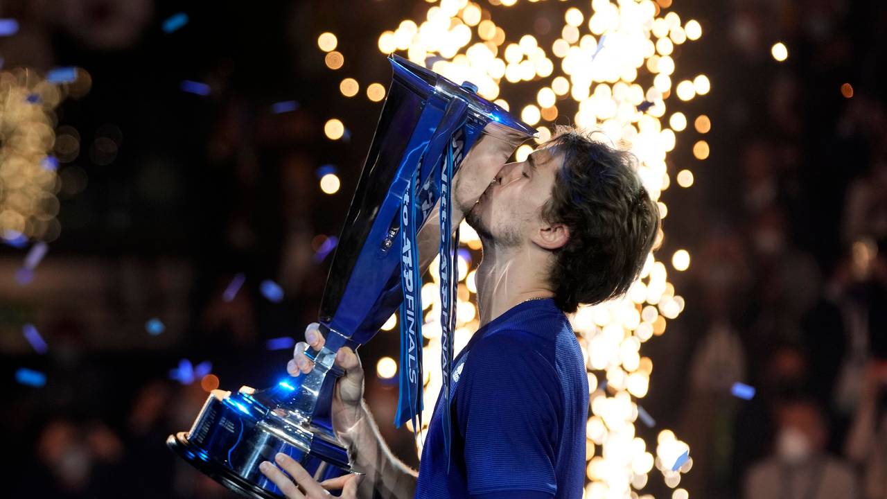 Alexander Zverev küsst seine Trophäe nach dem Sieg.