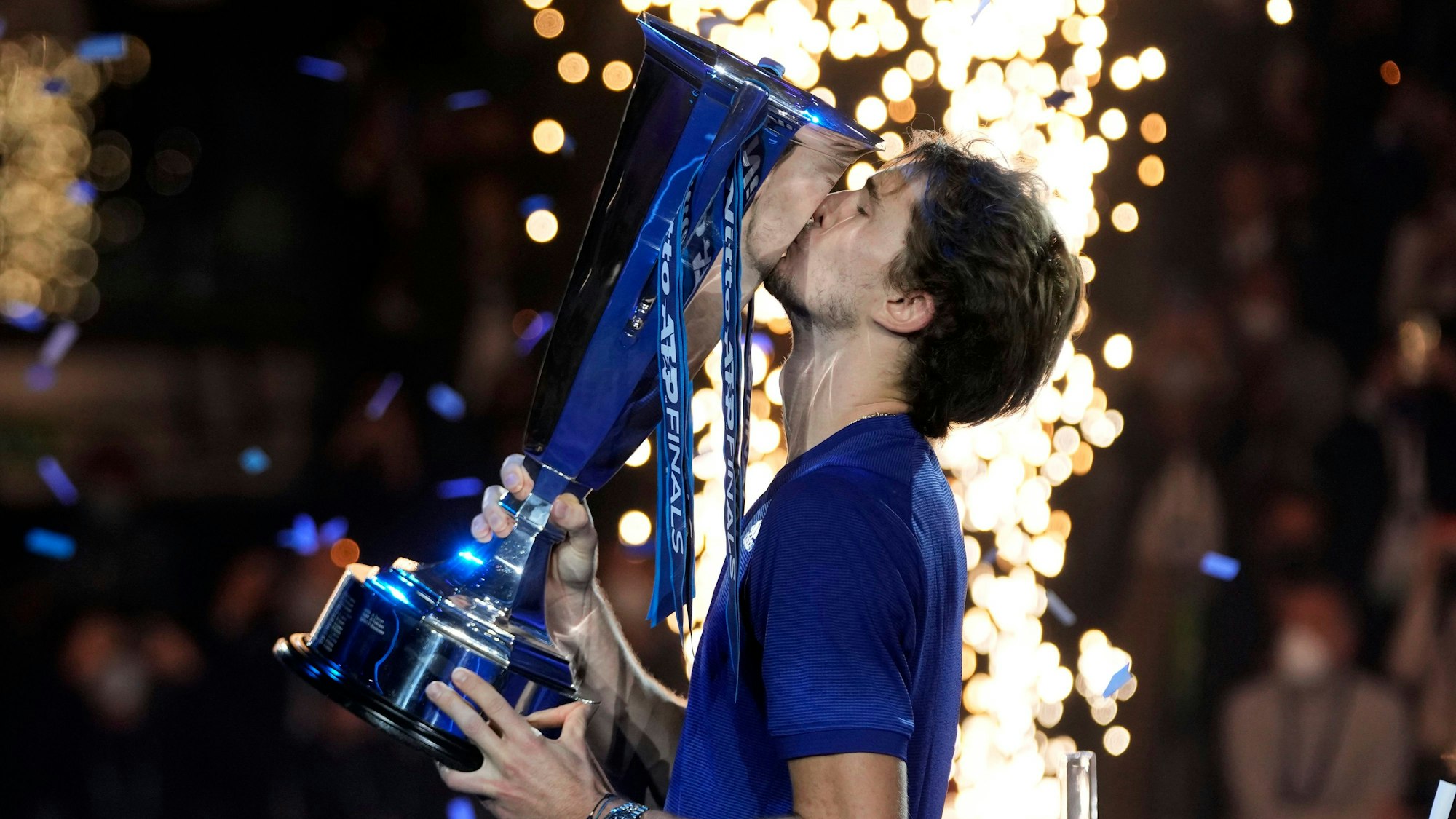 Alexander Zverev küsst seine Trophäe nach dem Sieg.