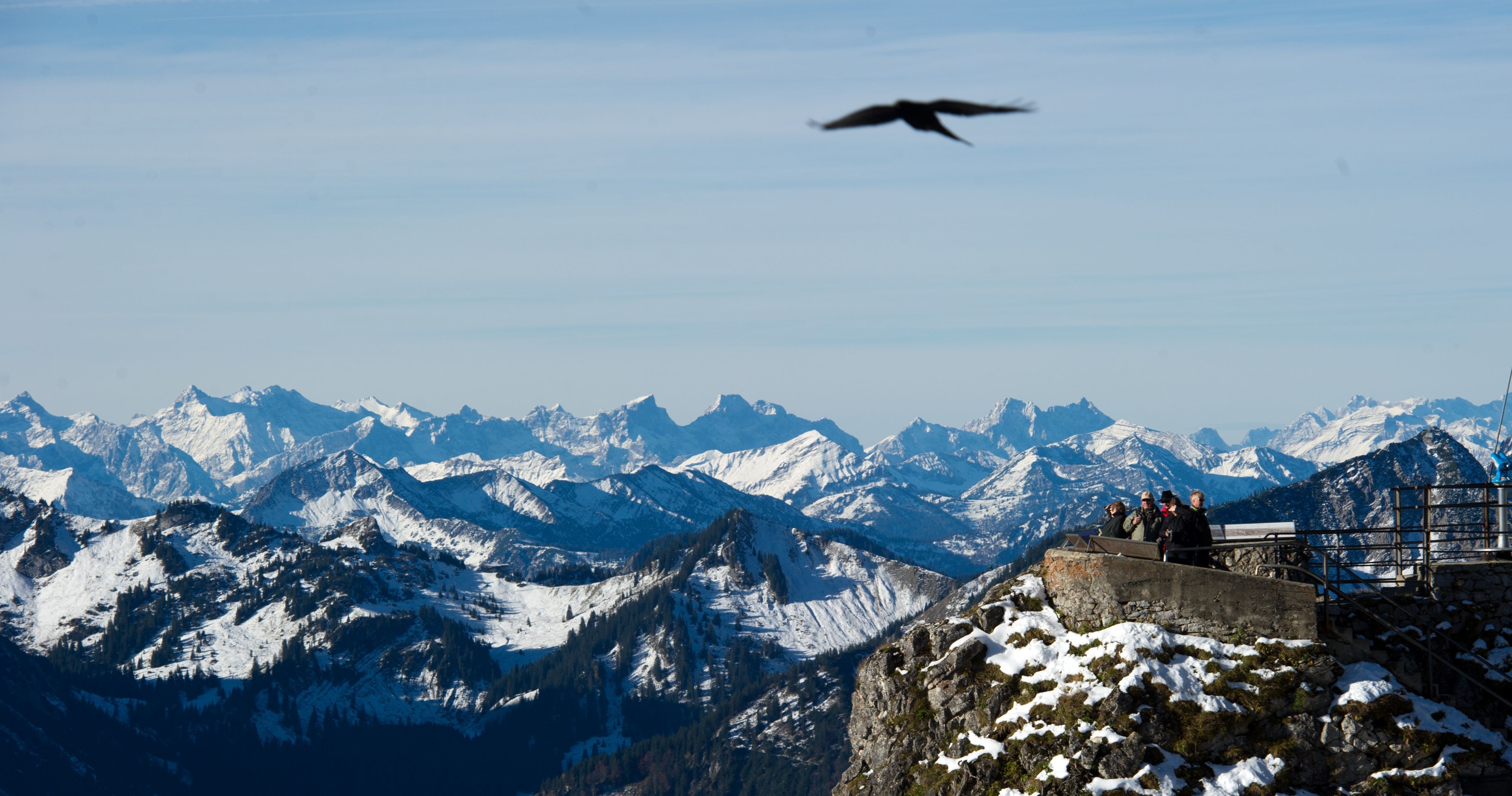 Im Nordwesten Österreichs ist eine 61-jährige Wanderin aus Deutschland abgestürzt und gestorben. Unser Symbolfoto vom 17. Oktober 2012 zeigt das Alpenpanorama von der Aussichtsplattform des Wendelstein.