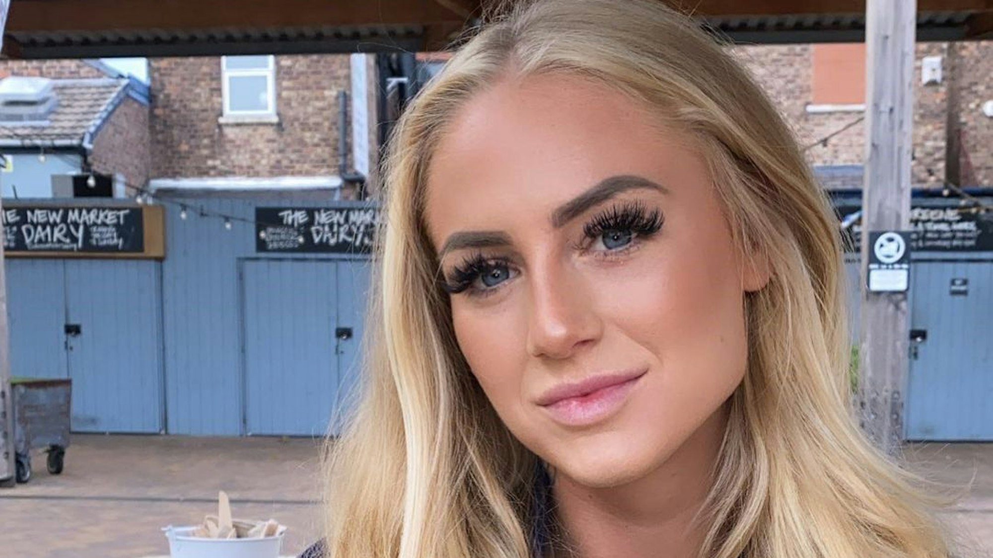 Alisha Lehmann posiert für ein Foto.