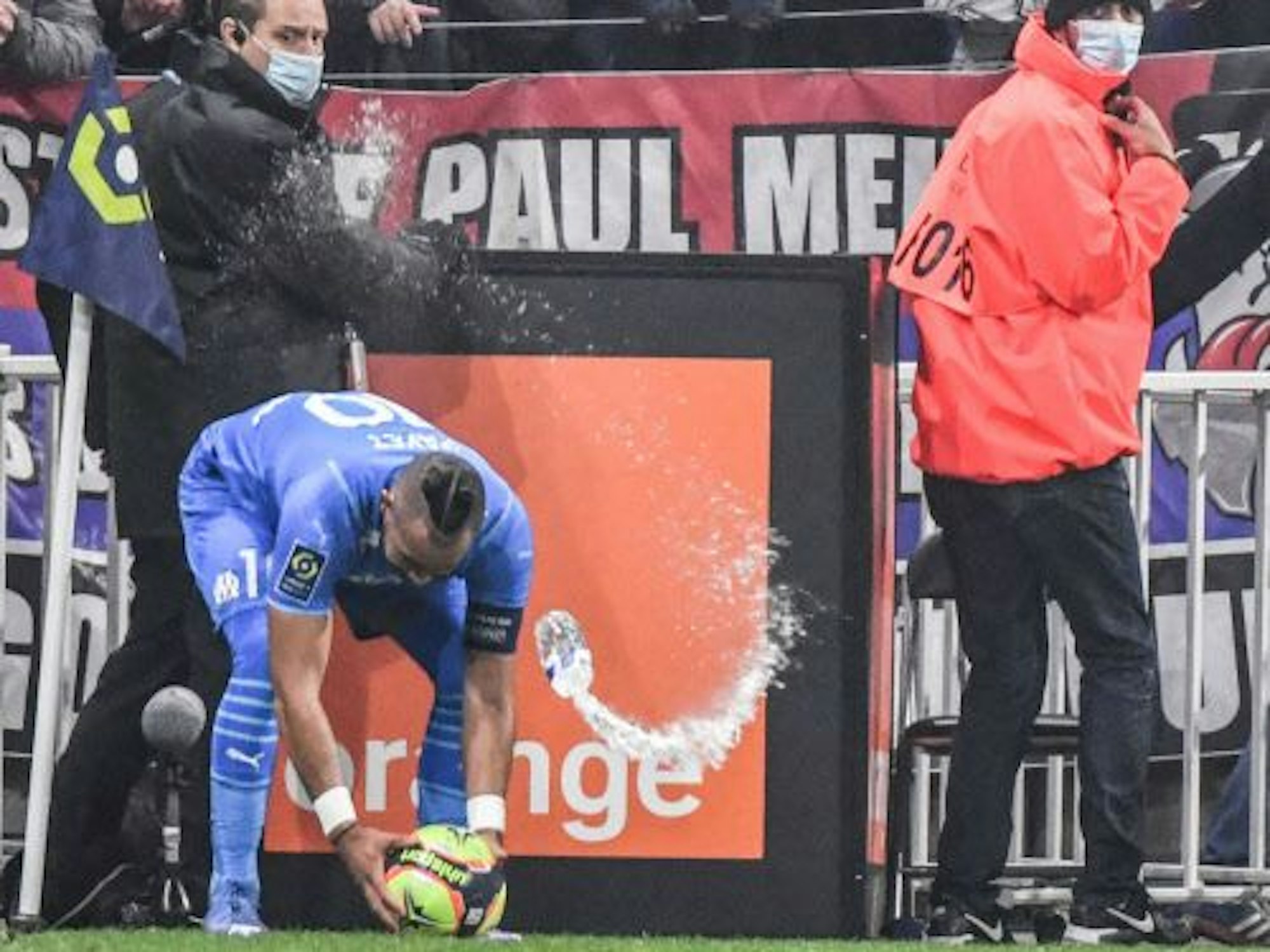 Dimitri Payet wird beim Spiel in Lyon am 21. November 2021 von einer Wasserflasche getroffen.