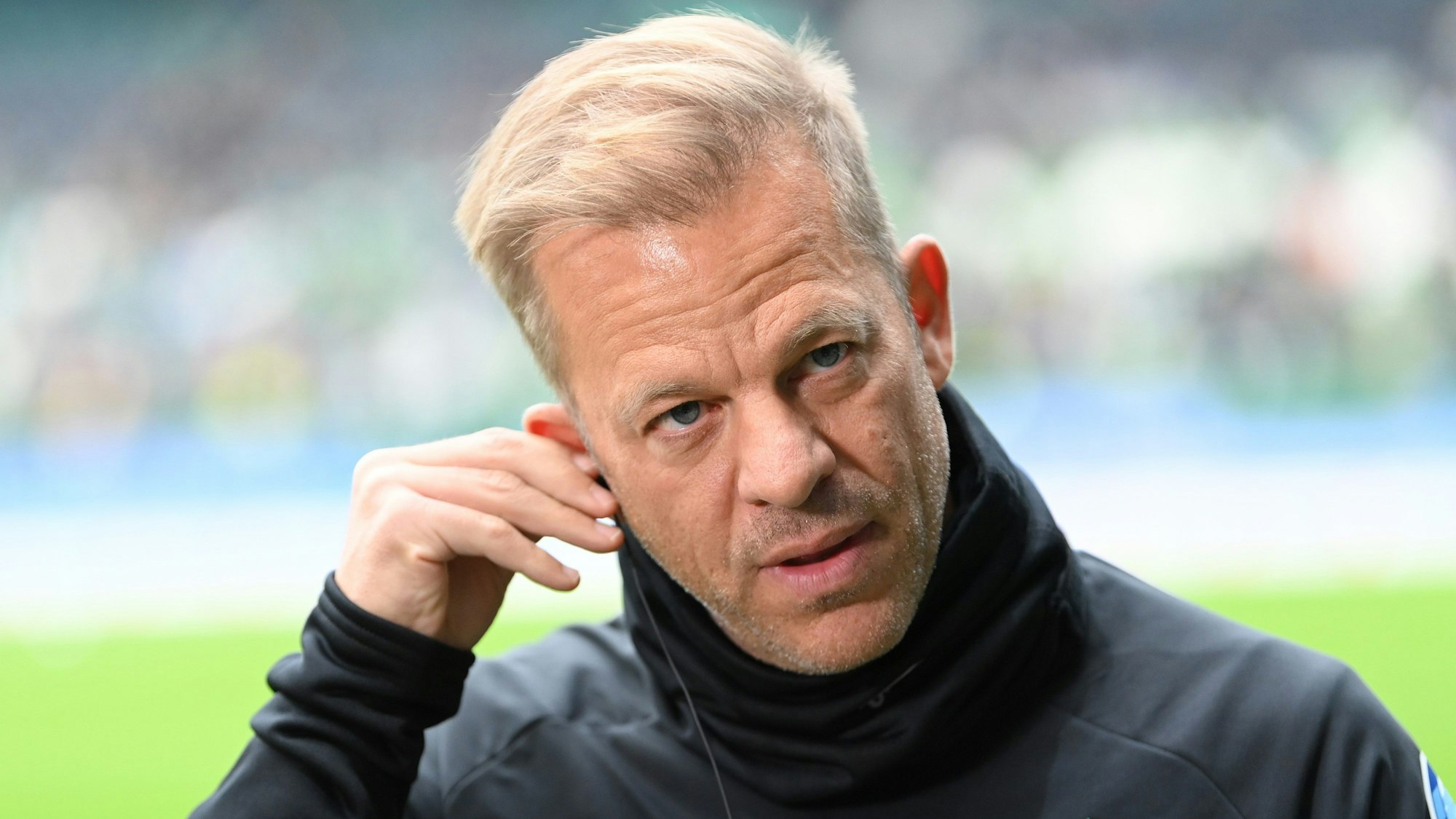 Markus Anfang fasst sich ans Ohr