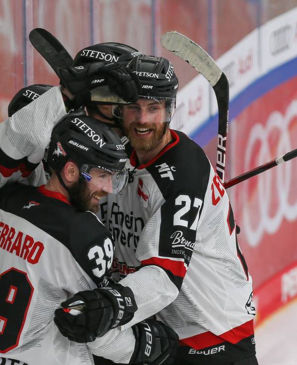 Die Spieler der Kölner Haie jubeln über einen Treffer