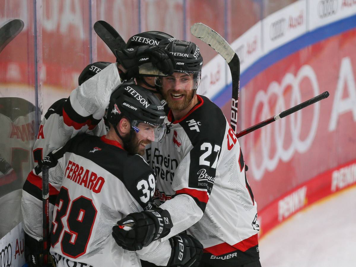 Die Spieler der Kölner Haie jubeln über einen Treffer