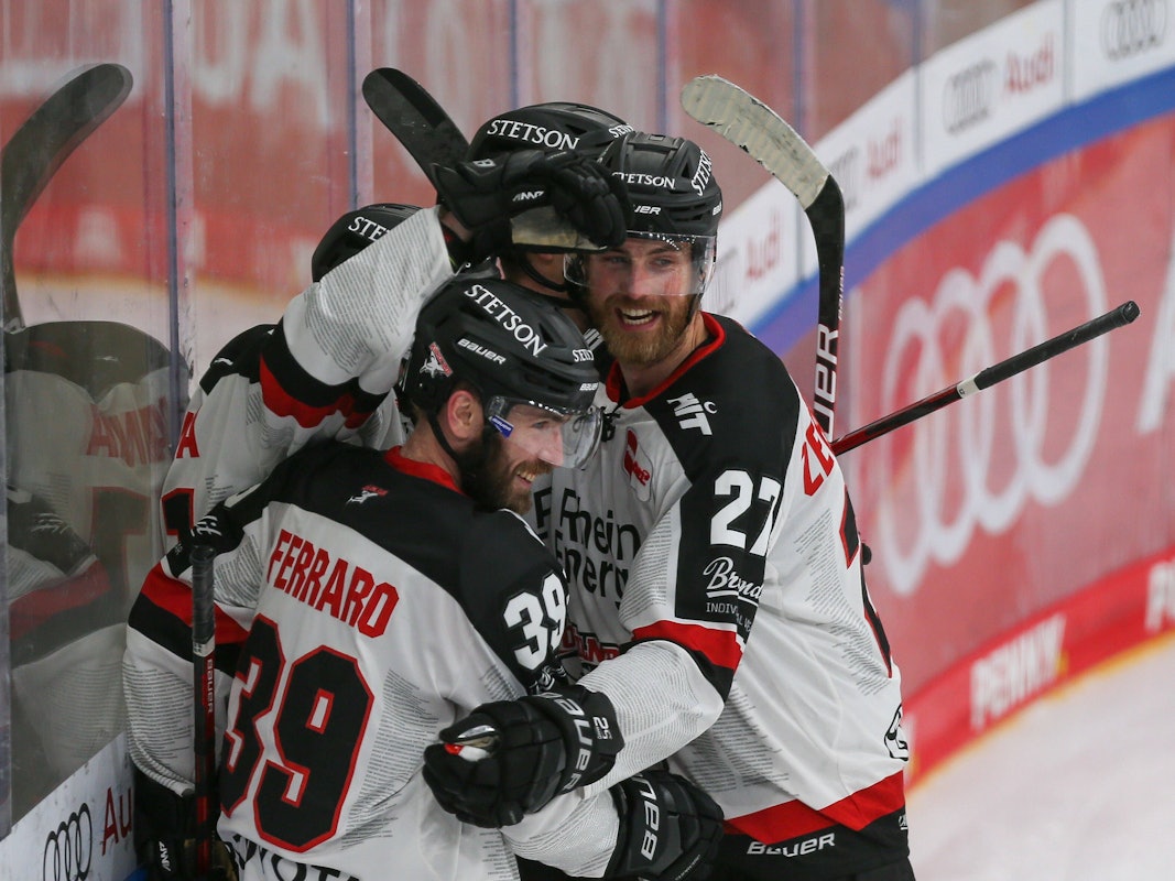 Die Spieler der Kölner Haie jubeln über einen Treffer