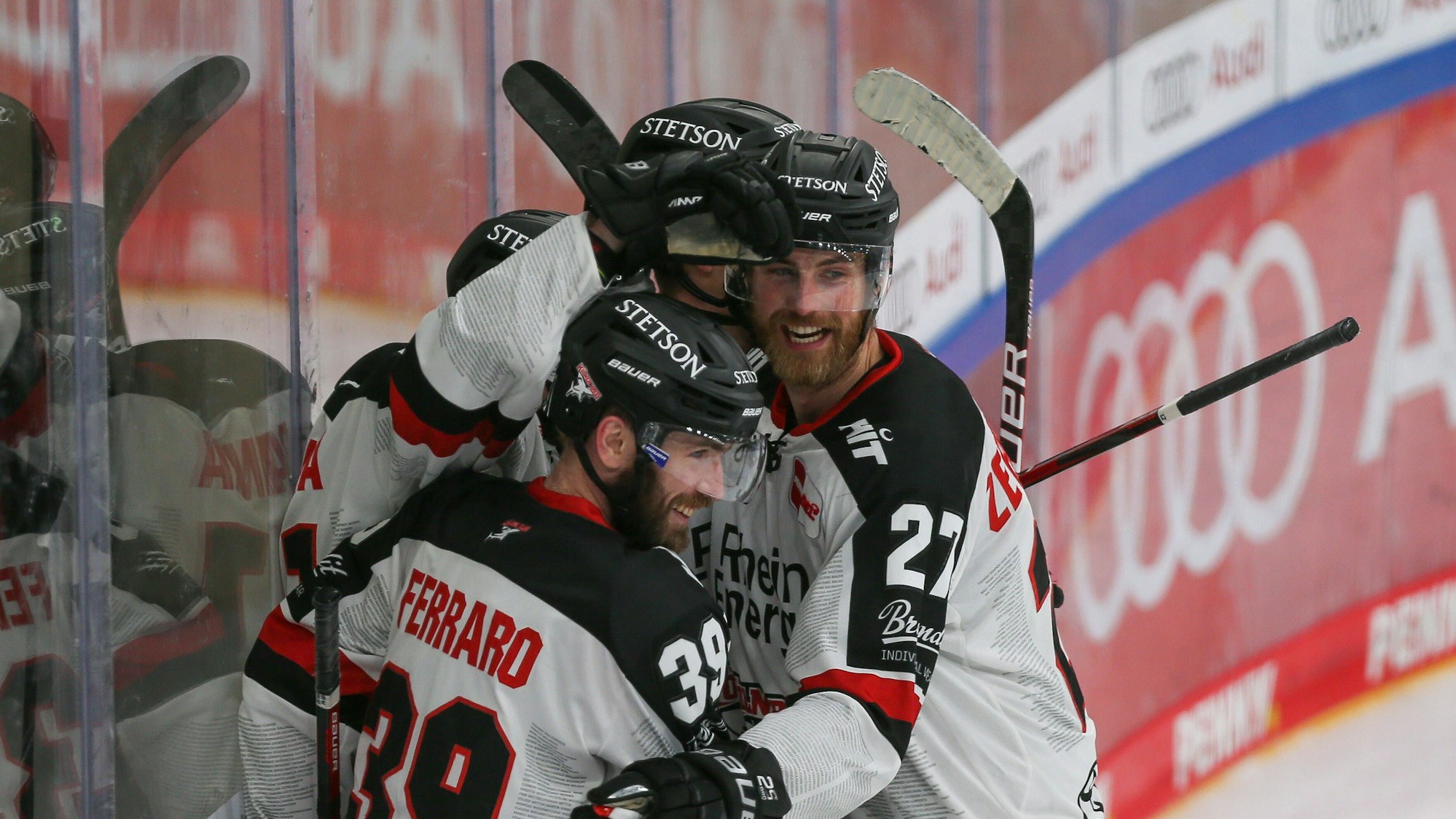Die Spieler der Kölner Haie jubeln über einen Treffer