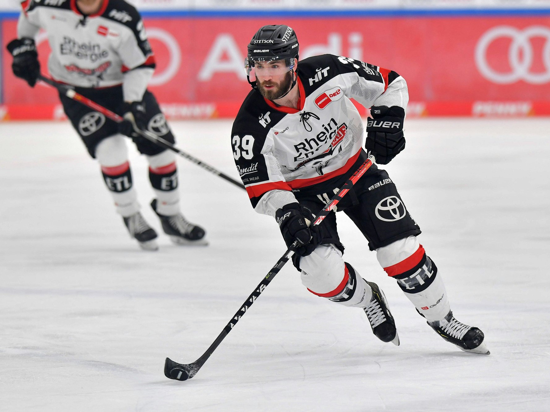 Landon Ferraro führt den Puck im Spiel beim ERC Ingolstadt