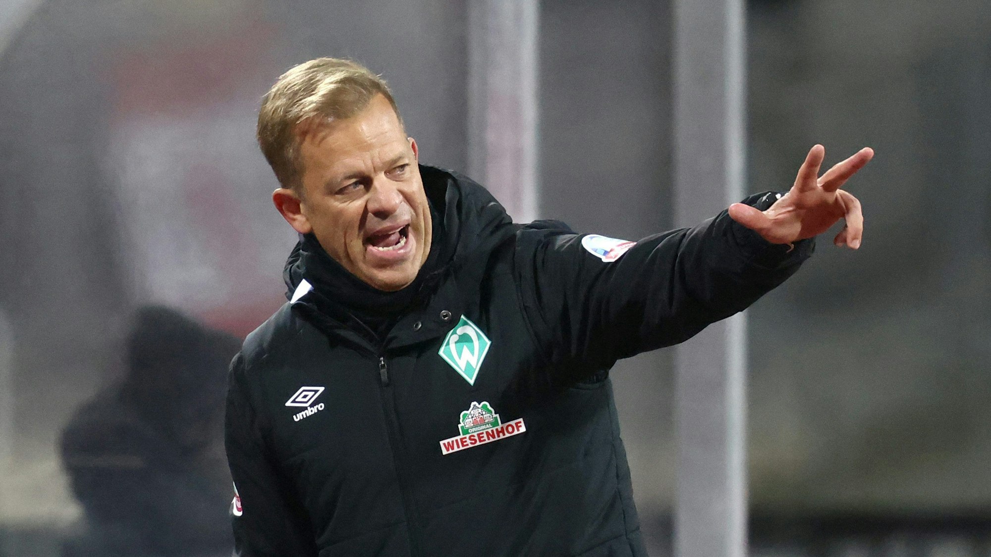 Markus Anfang coacht sein Team an der Seitenlinie