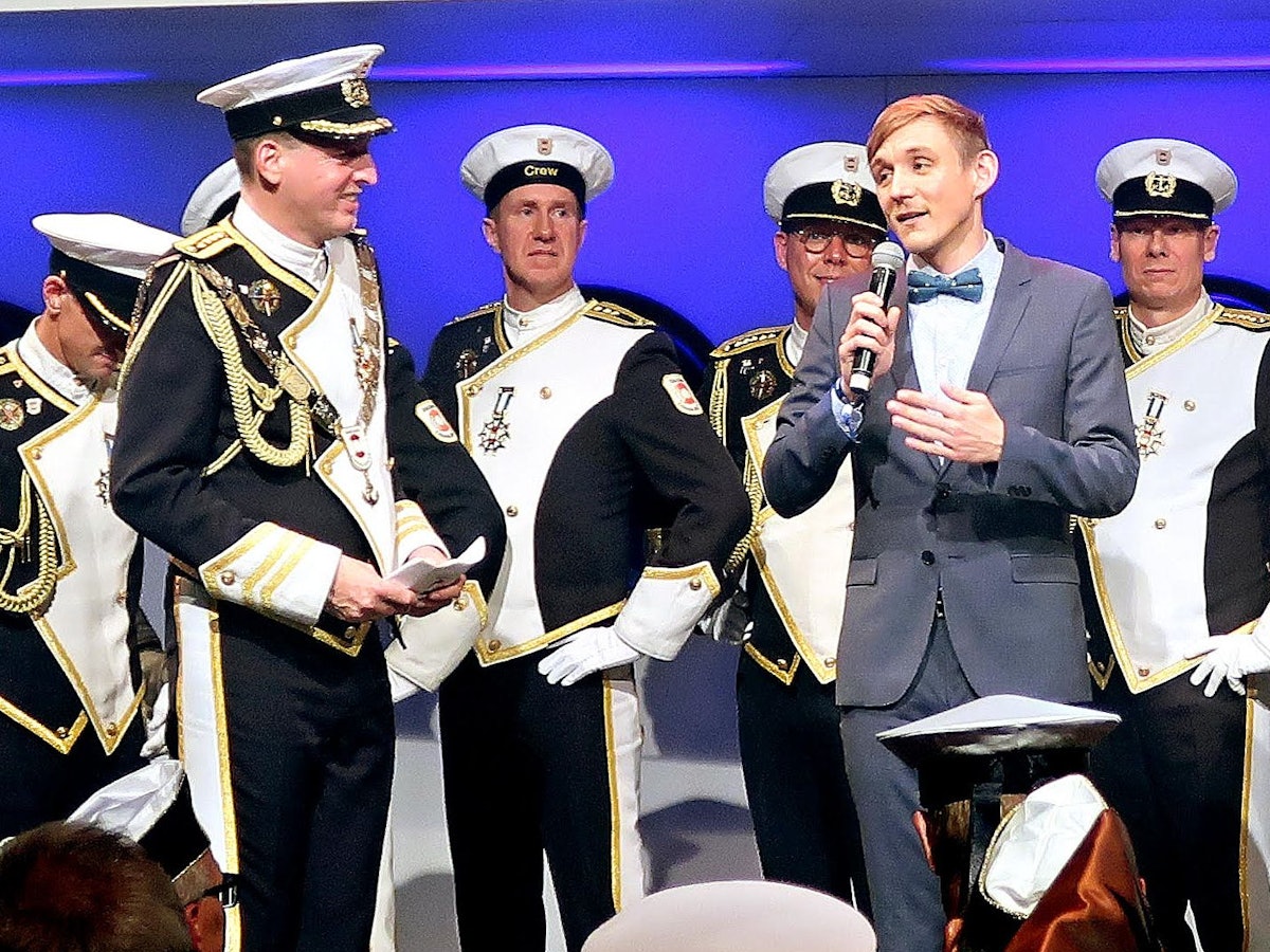 Lino Hammer umgegben von Jecken der StattGarde.