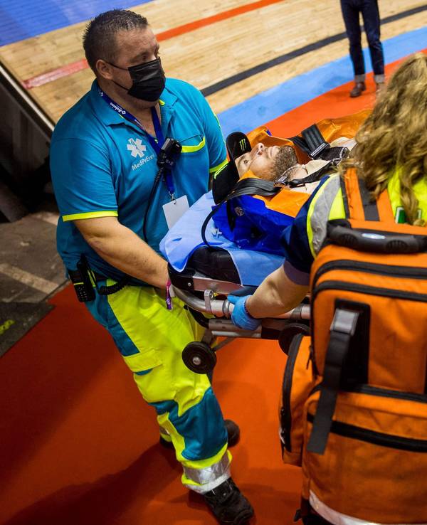 Mediziner bringen Mark Cavendish auf einer Trage aus der Halle.