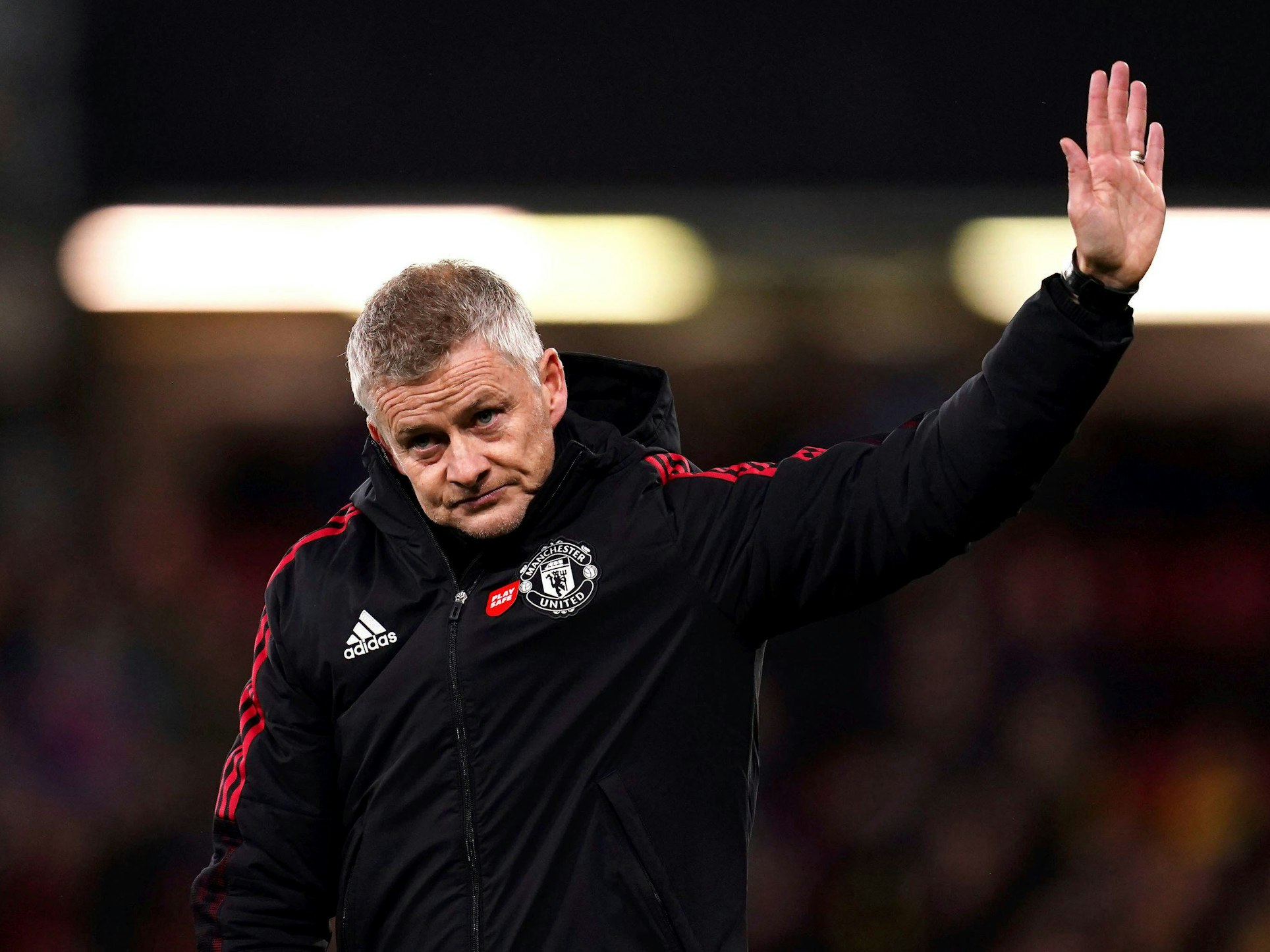 Manchester-United-Trainer Ole Gunnar Solskjaer verabschiedet sich nach der 1:4-Niederlage in Watford von den Fans